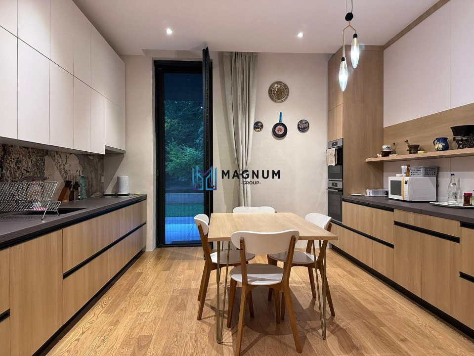 apartament de vanzare -locatie exclusivista- curte proprie- vedere parc 
